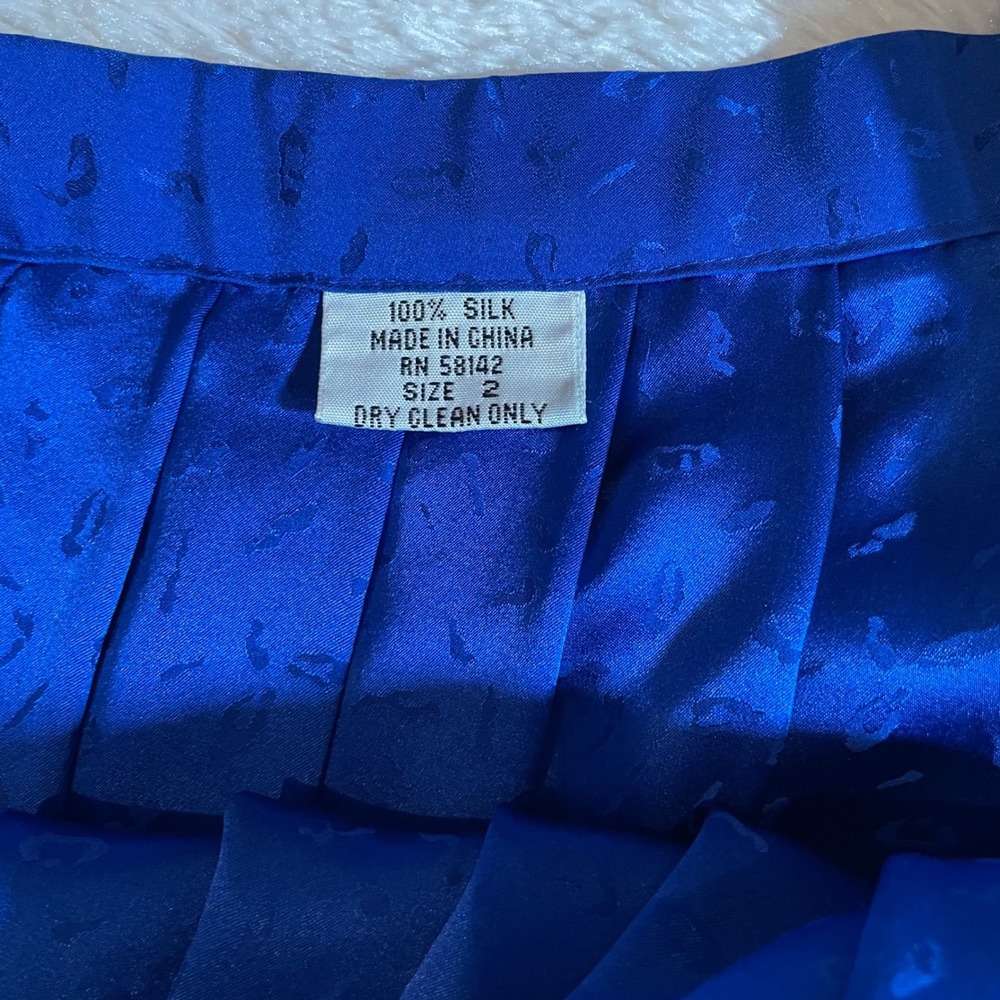 VTG Maggy London Petites Royal Blue 100% Silk Skirt Suit Set Size 2P
Co-ord Set - Picture 9 of 10